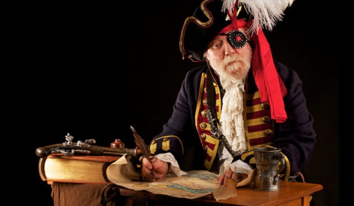 Образ одноглазого пирата - это уже давно канон. /Фото: novinmarketing.com