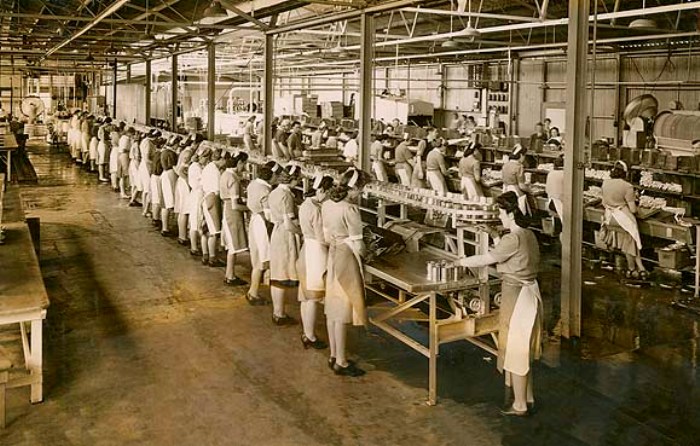 Изготовление консервов, начало ХХ в. /Фото: wikipedia.org