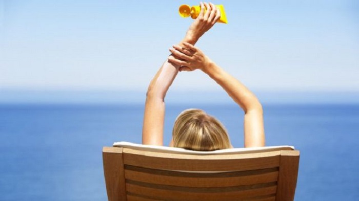Чтобы не получить обгоревшие плечи на отдыхе - следите за сроками годности крема от солнца. /Фото: bbc.com
