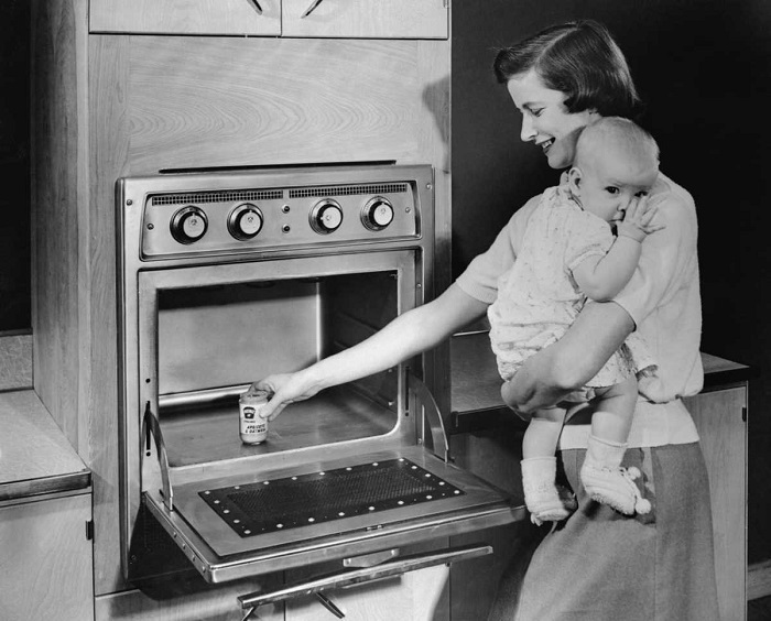 Одна из первых бытовых микроволновок, 1950-е годы. /Фото: ferra.ru