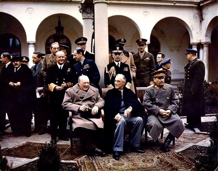 Участники Ялтинской конференции на территории Ливадийского дворца, 1945 год. /Фото: 9gag.com 
