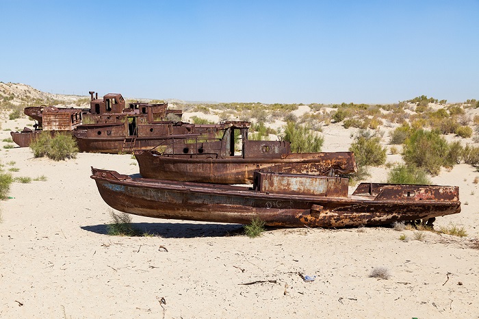 Заброшенные корабли на месте высохшего Аральского моря. /Фото: ethnomir.ru
