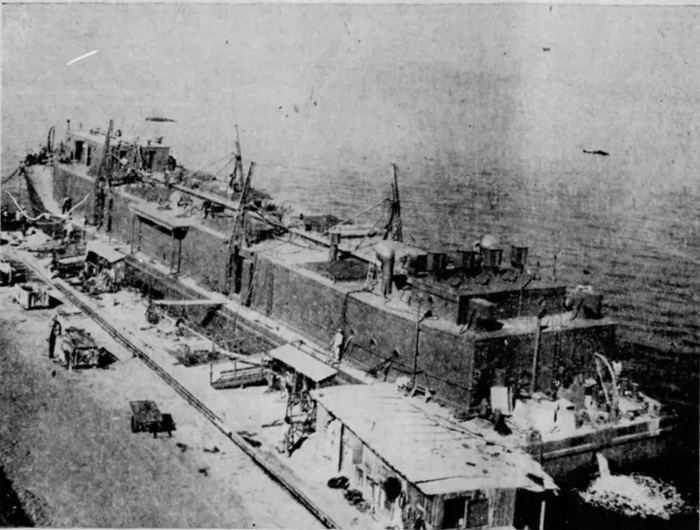 Один из плавучих холодильников, снабжавших американских моряков любимым десертом. Один из плавучих холодильников, снабжавших американских моряков любимым десертом.