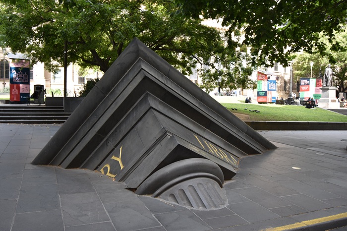 Памятник тонущим (или восстающим) знаниям. /Фото: australianpublictart.com