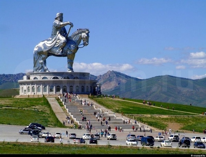 Рядом с этой статуей и машины кажутся крошечными. /Фото: travel.drom.ru