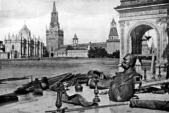 Остатки памятника сразу после сноса, 1918 год. /Фото: lenta.ru