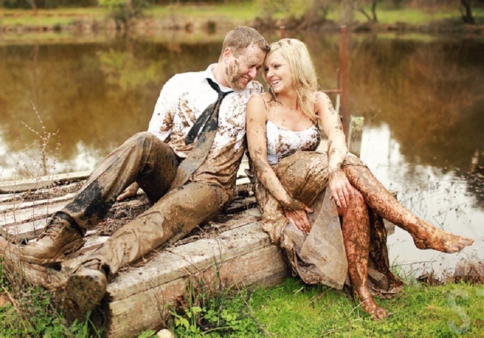 Вывалять невесту в грязи в Шотландии - обязательная традиция. /Фото: 9111.ru