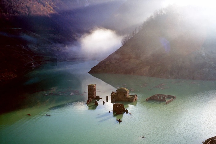 Остатки затопленного города в Тоскане, которые высятся на рукотворным озером.