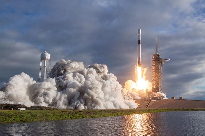 Чтобы вытолкнуть ракету на орбиту, нужно много топлива. /Фото: faktoved.ru