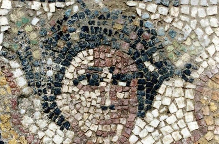 Фрагмент мозаики на полу виллы. /Фото: naked-science.ru