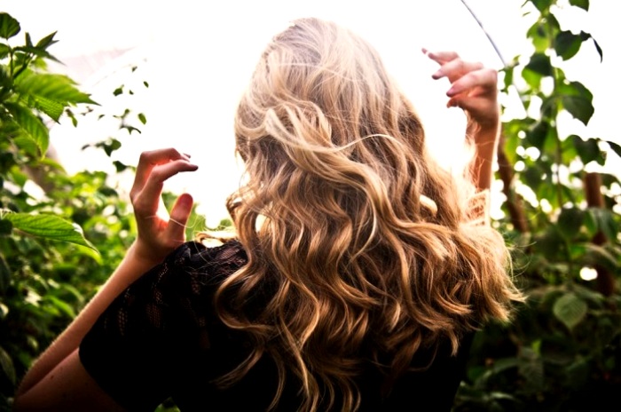 Блестящие и крепкие волосы с помощью стакана воды. /Фото: flytothesky.ru