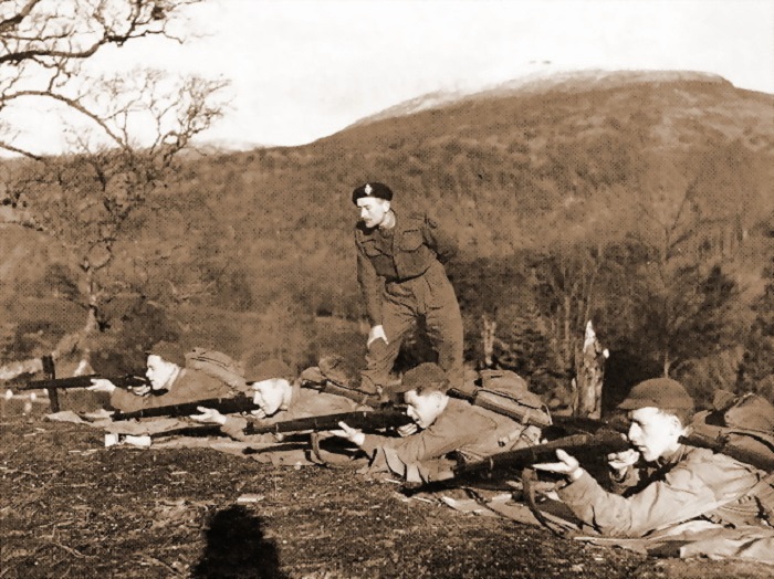 Полковник Джон Малькольм Торп Флеминг Черчилль тренирует свой отряд коммандос. /Фото: history.army.mil