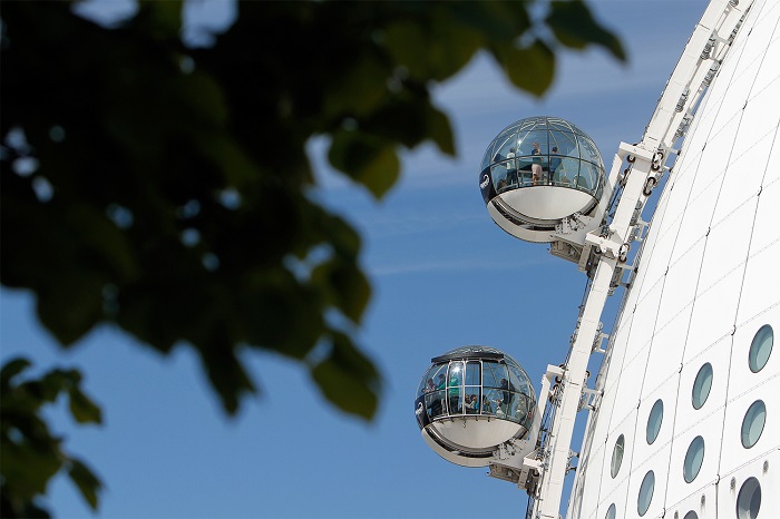 Шарики, которые курсируют по боку большого шара. /Фото: sgafastigheter.se