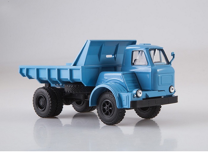 Сегодня этот уникальный грузовик можно лицезреть на старых фото да на игрушечных моделях. /Фото: bechet.ru