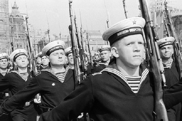 Советские моряки в тельняшках. /Фото: russian7.ru