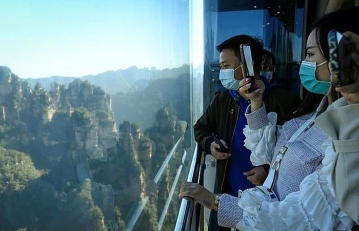 Прозрачные стены кабины лифта позволяют рассматривать пейзажи при подъёмы. /Фото: travelask.ru