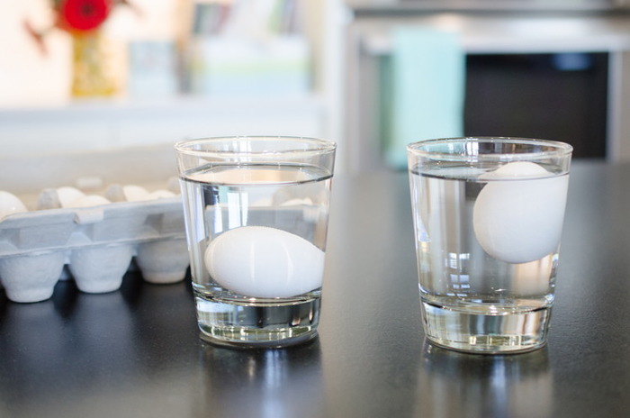 На протухшее яйцо укажет стакан с водой. /Фото: smekalo4ka.ru