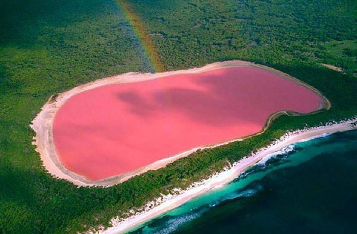 Цвет озера, не поддающийся логике. Фото: nat-geo.ru
