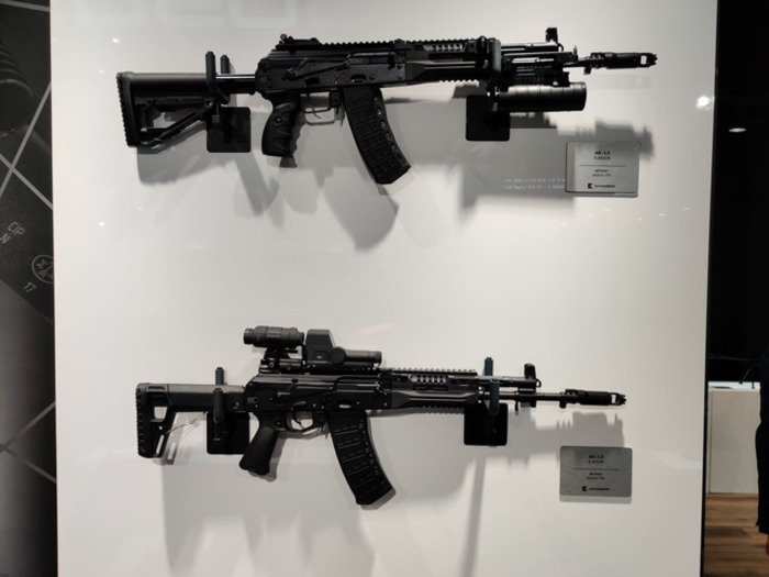 Две модификации АК-12 - самая первая и самая новая. /Фото: reddit.com