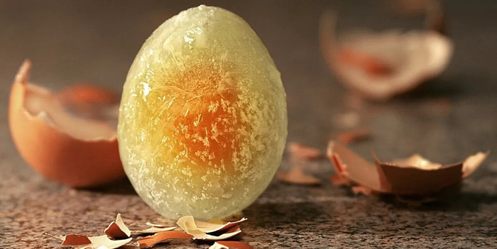 Яйца в морозилке спокойно пролежат и год. /Фото: crispy.news