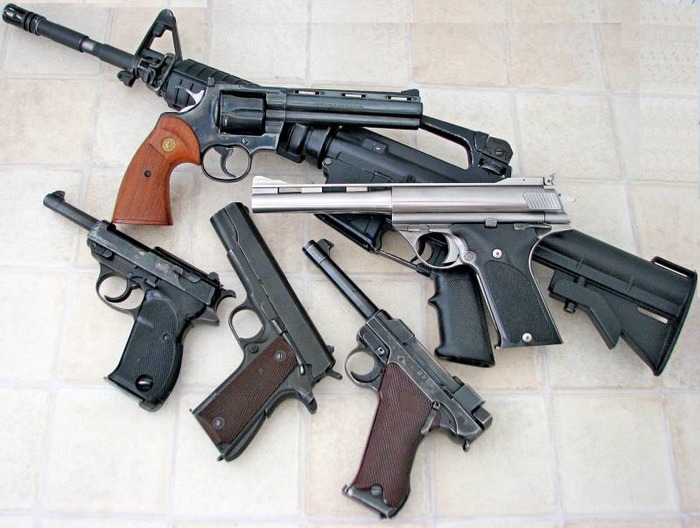 Магнум 44-го калибра и пистолеты, узлы которых применялись при его проектировании. /Фото: topwar.ru