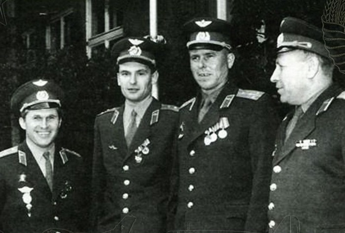 Советский лётчик Федор Зиновьев (второй справа). /Фото: fry-electronics.com
