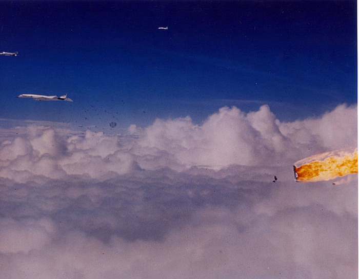 Горящие самолёты после столкновения. /Фото: wikipedia.org
