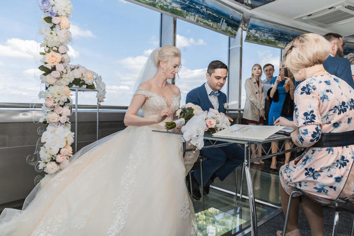 Свадьба на высоте более 300 метров. /Фото: vm.ru