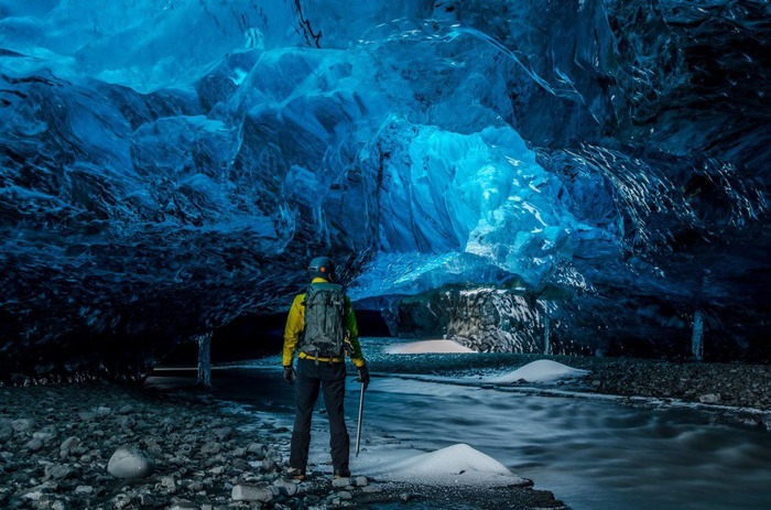 Ледяная пещера, куда далеко не зайдешь. /Фото: travelinfo.pro
