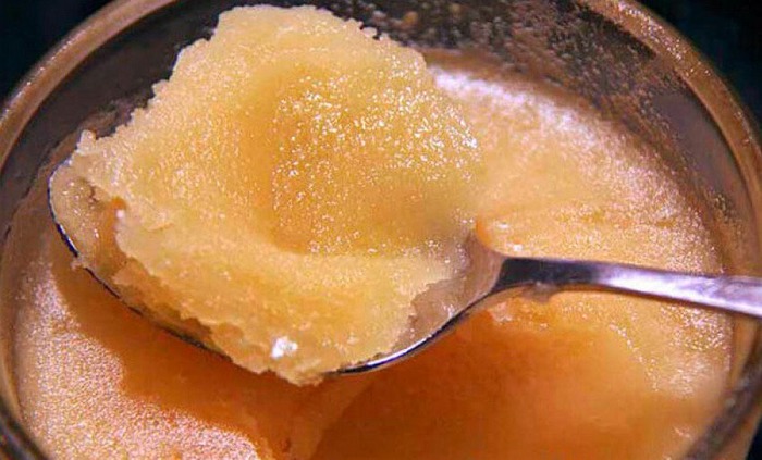 Не стоит сразу выбрасывать засахаренный мёд. /Фото: fermer.blog