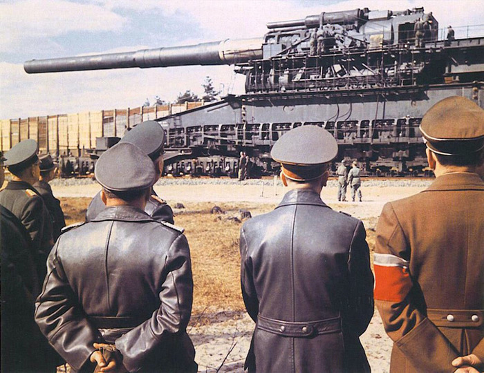Немецкое командование осматривает орудие. /Фото: drive2.ru