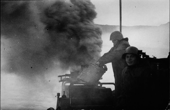 Дымовая маскировка во время войны применялась часто и эффективно. /Фото: waralbum.ru