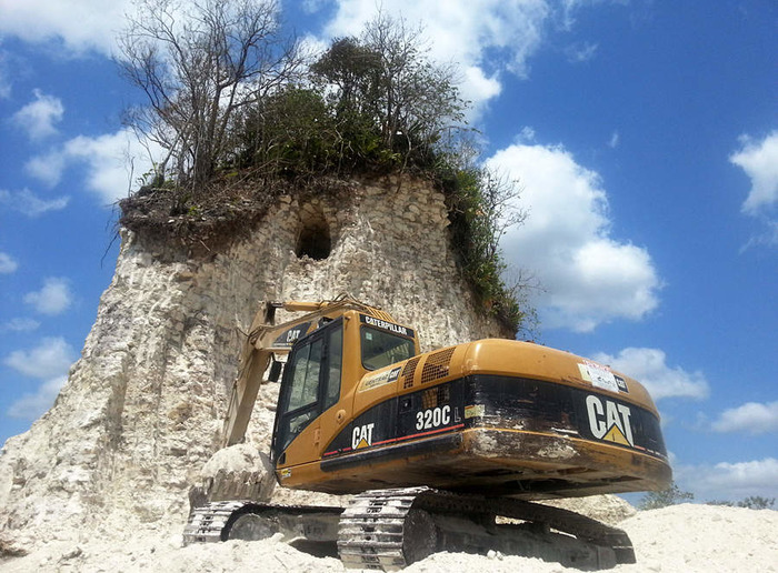 Разрушенный памятник майя. /Фото: art-news.com.ua