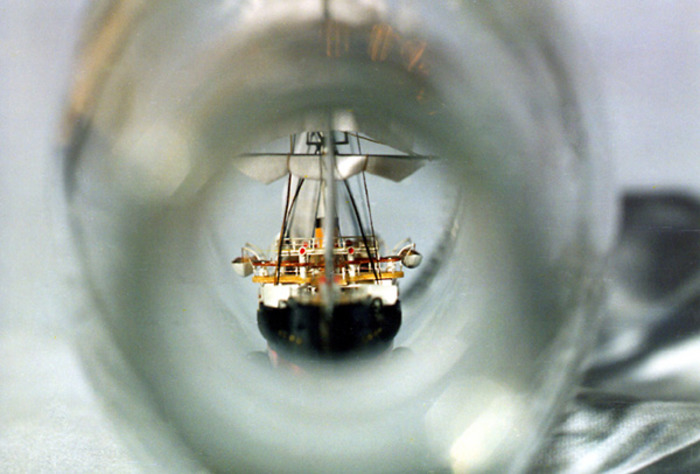 Размещение корабля в бутылке - довольно занимательное занятие. /Фото: shipbottle.ru
