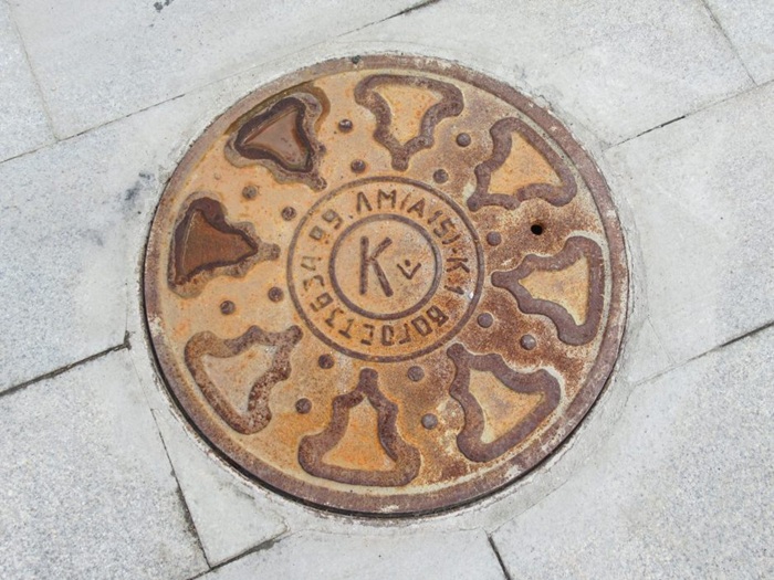 Стандартный люк для канализации.