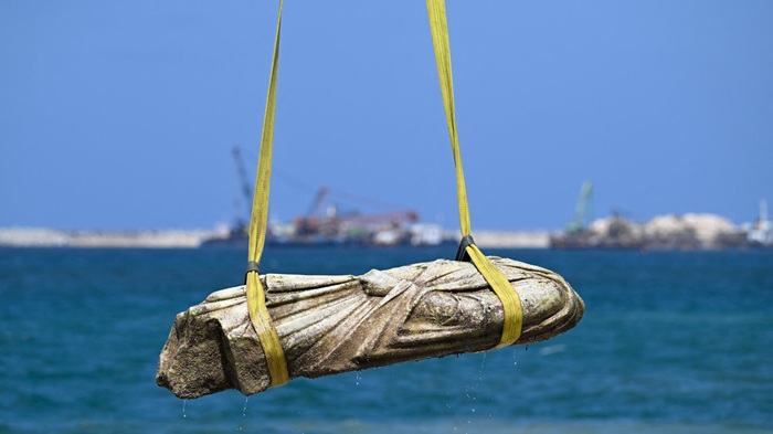 Фрагмент статуи из затонувшего античного города, который вытащили на поверхность летом 2025 года.