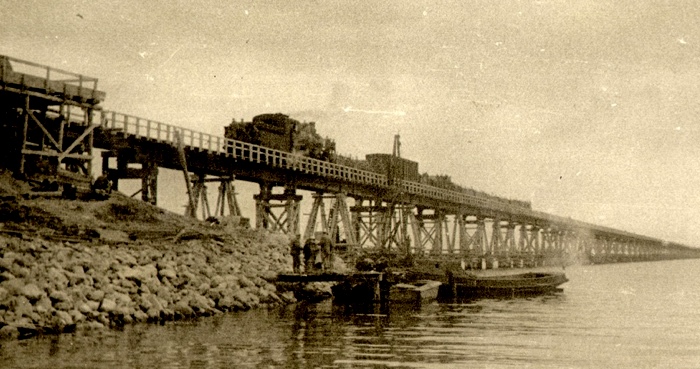 Железнодорожный мост через Керченский пролив в 1944 году. /Фото: perekop.ru