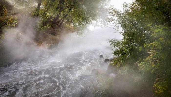Кипящий поток - это не только про лаву, но и про совершенно природную реку. /Фото: about-planet.ru