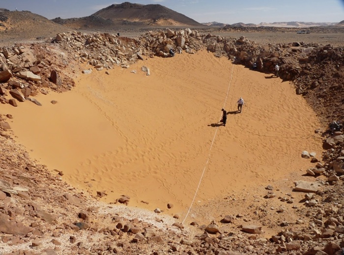 Кратер Камиль - место, куда в Сахару упал железный метеорит. Кратер Камиль - место, куда в Сахару упал железный метеорит.
