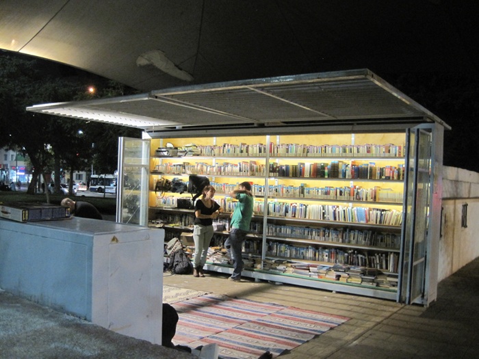 Библиотека для мигрантов и беженцев в Тель-Авиве. /Фото: commons.wikimedia.org