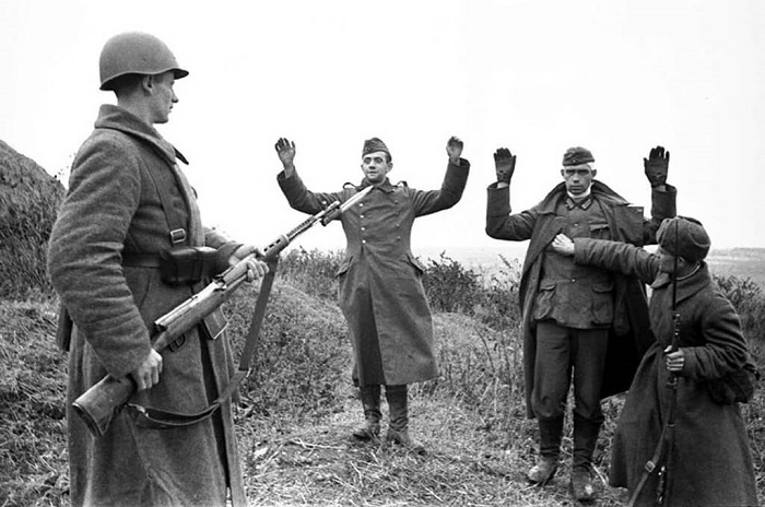 В плен успешно брали не только воюющих немецких солдат, но и диверсантов. /Фото: korki.lol