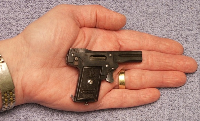 Крошечный пистолет в реальности мало кто считал оружием. /Фото: playground.ru