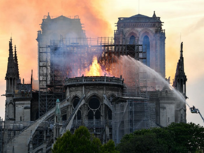 Пожар был настоящей трагедией для Парижа. /Фото: eg.ru