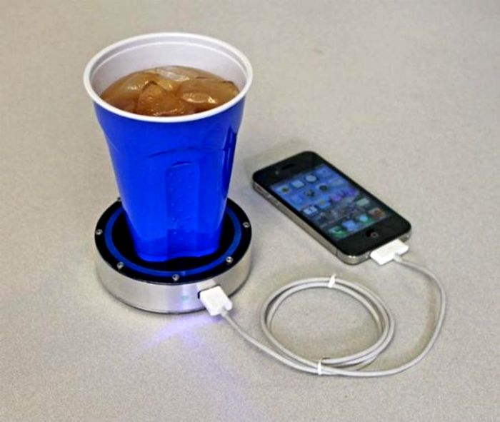 Кофе поможет зарядить телефон. /Фото: headcramp.boredomtherapy.com