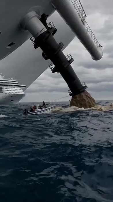 Сброс переработанных отходов с круизного судна в океан.