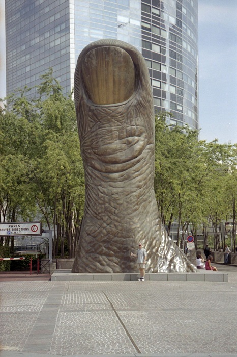 Как-то скульптор воссоздал свой палец в виде скульптуру. /Фото: atlasobscura.com