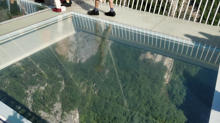 Стеклянная панель на самом длинном мосте из этого материала в мире. Стеклянная панель на самом длинном мосте из этого материала в мире.