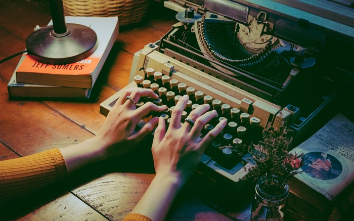 Всё больше люлей ценят пишущие машинки за их винтажный шарм. Всё больше люлей ценят пишущие машинки за их винтажный шарм.