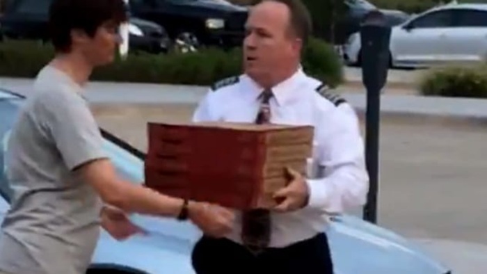 Один пассажир на весь самолёт и ещё 6 курьёзных эпизодов в гражданской авиации последних лет когда, прямо, пассажиров, просто, экипажа, случился, рейсе, пришлось, несколько, итоге, самолёт, названии, пассажирах, пиццу, «Cathay, время, пассажир, пиццей, потому, пилот