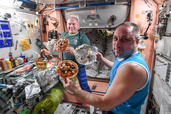 Теперь готовить пиццу на орбите будет намного проще. /Фото: artemjew.ru